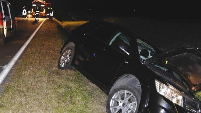 Finisce con l’auto fuori strada