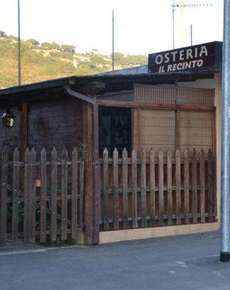 Svaligiano il locale e mangiano prima di dileguarsi 