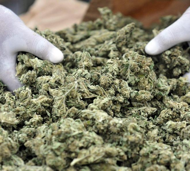 Finanziere si finge postino, due arrestati per la droga 