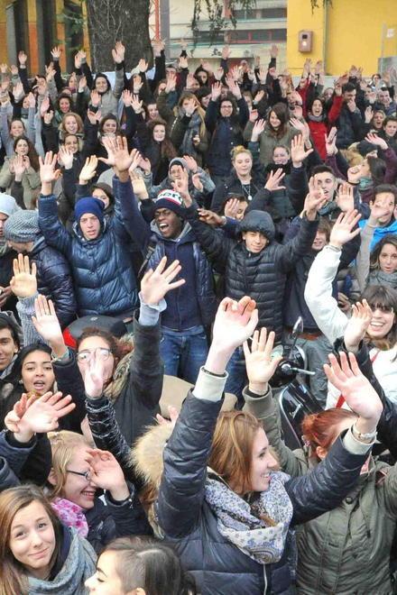 Studenti stufi di studiare nella scuola fatiscente 
