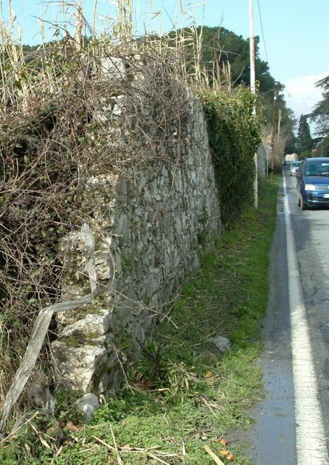 La storia senza fine del muro della discordia che cade a pezzi 
