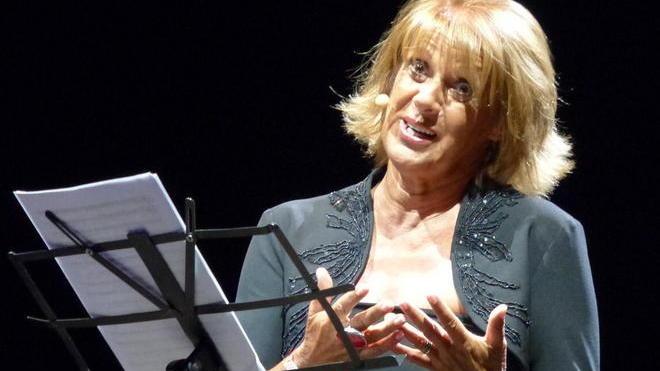 Lella Costa in scena con “Ferite a morte” al teatro Verdi