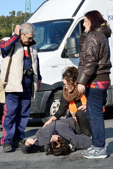 Il furgone forza il blocco e la travolge 