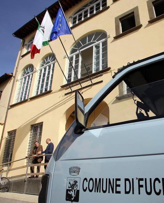 Cade sul marciapiede e chiede 17mila euro di danni al Comune