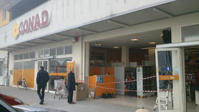 Sfondano con un furgone la vetrata della Conad 