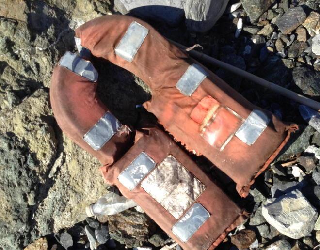 Giubbotto della Concordia sulla spiaggia delle Tombe 