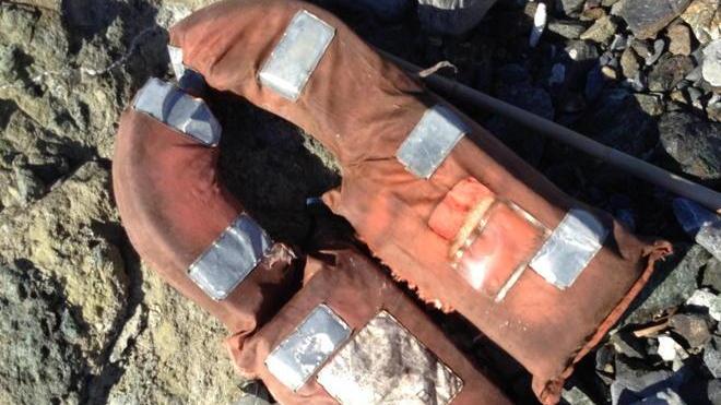 Giubbotto della Concordia sulla spiaggia delle Tombe