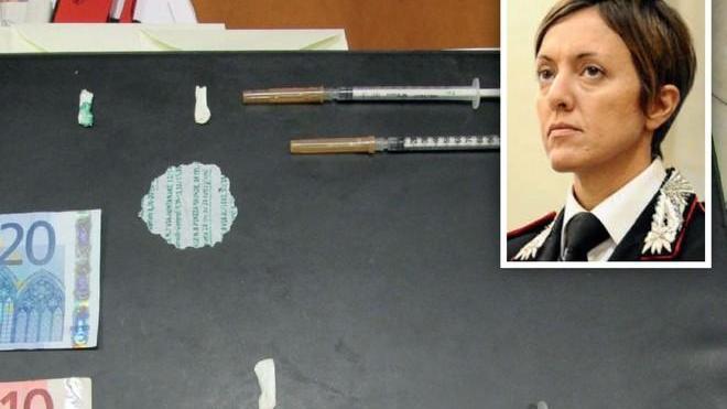 Spaccia eroina dalla finestra arrestata dai carabinieri