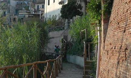 «Il presepe fatelo nel vicolo» 