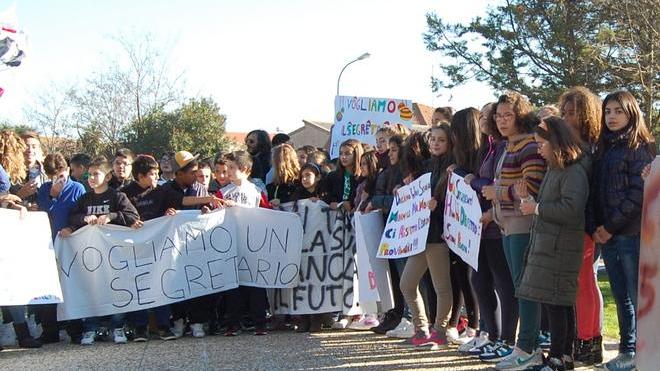 Protesta in piazza per la scuola: bloccata per inagibilità didattica 