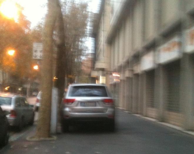 Prato, jeep parcheggiata nel marciapiede di viale Veneto: arrivata la rimozione 