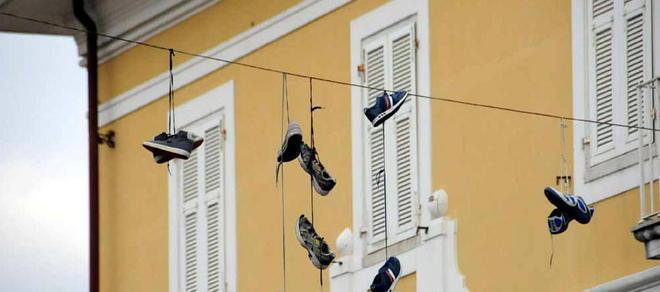 La protesta delle scarpe appese a Marina di Carrara 
