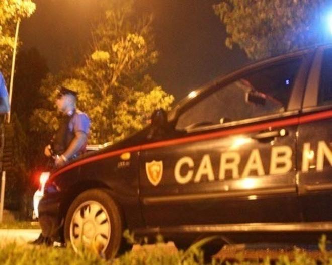 Fugge all’alt dei carabinieri e finisce nel fossato 