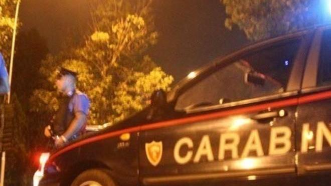 Fugge all’alt dei carabinieri e finisce nel fossato