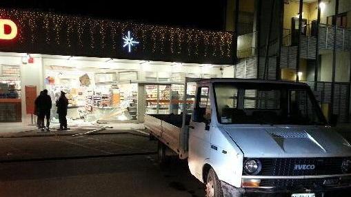 Un furgone per la spaccata al Conad