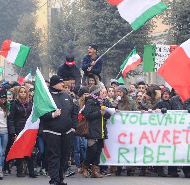 Nuovo corteo contro i politici 