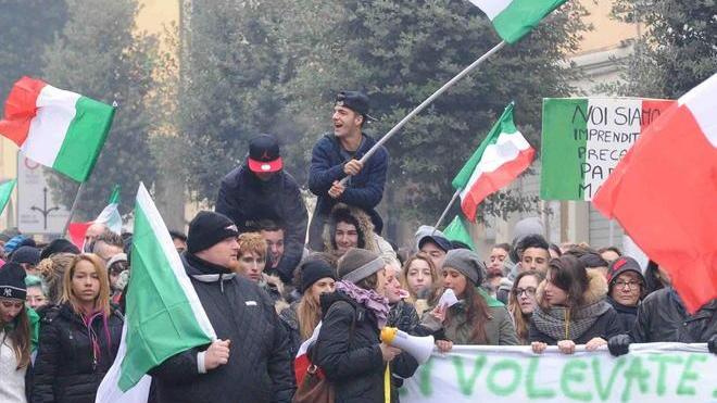 Nuovo corteo contro i politici