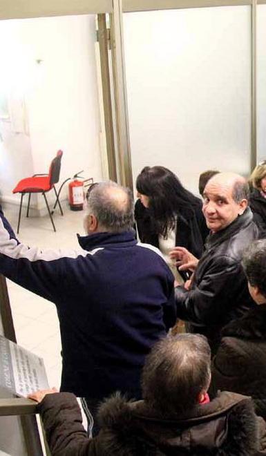 Spaccia in casa mentre è ai domiciliari