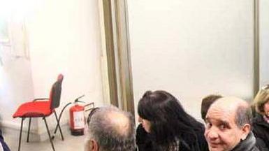 Spaccia in casa mentre è ai domiciliari
