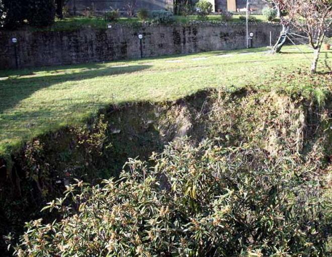 Minacciati dalla frana e costretti a pagare 