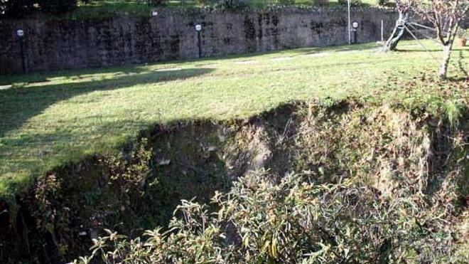 Minacciati dalla frana e costretti a pagare