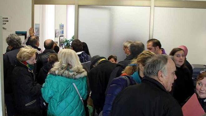 Tares, uffici nel caos 40 persone in coda e solo 3 impiegati