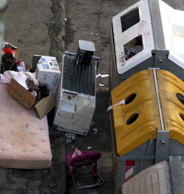 Cumuli di rifiuti fuori dal cassonetto