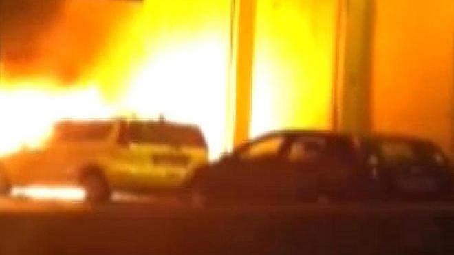 Auto a fuoco nella notte