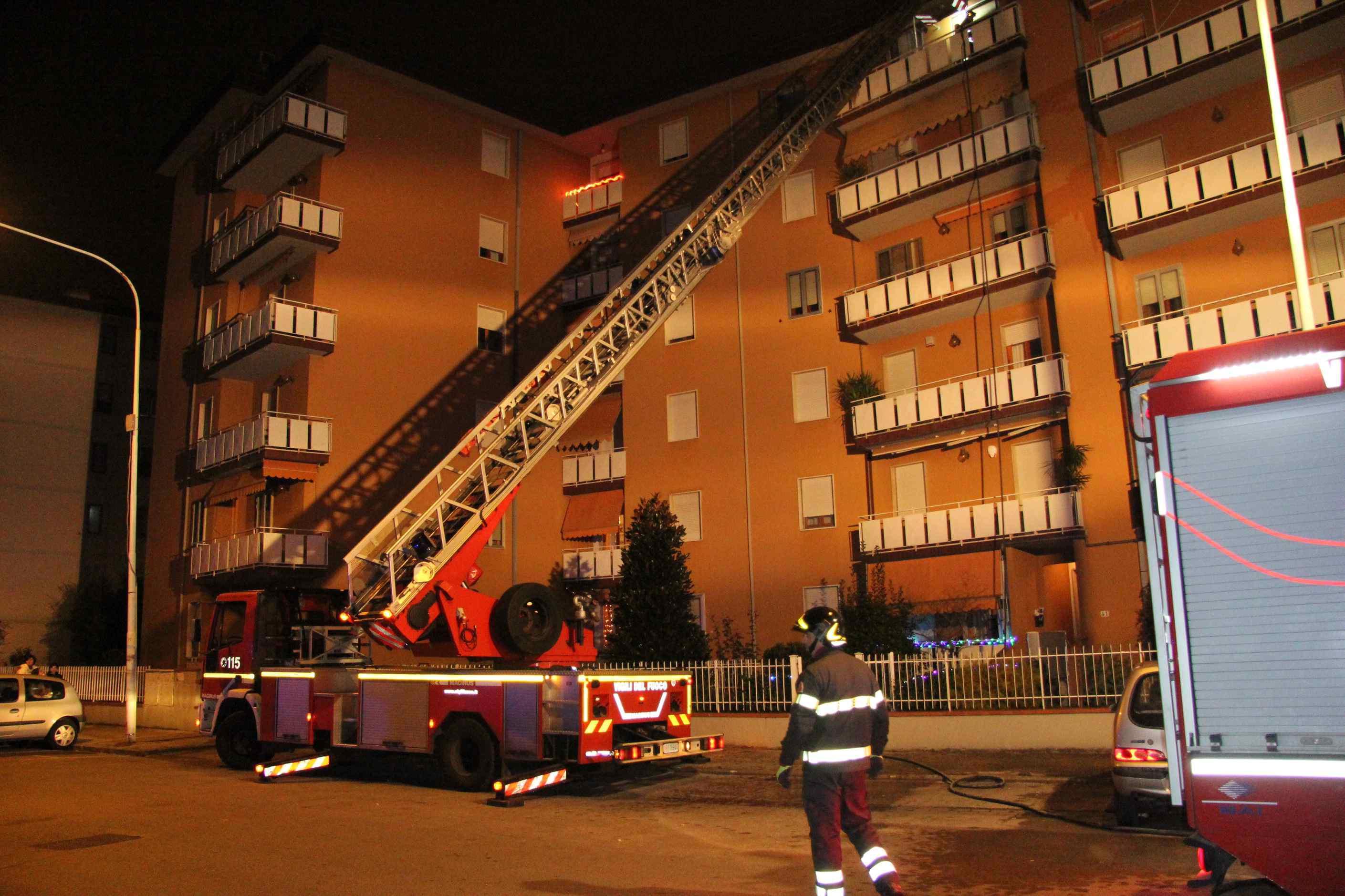 Prato, a fuoco un appartamento, evacuati due palazzi in via Tirso 