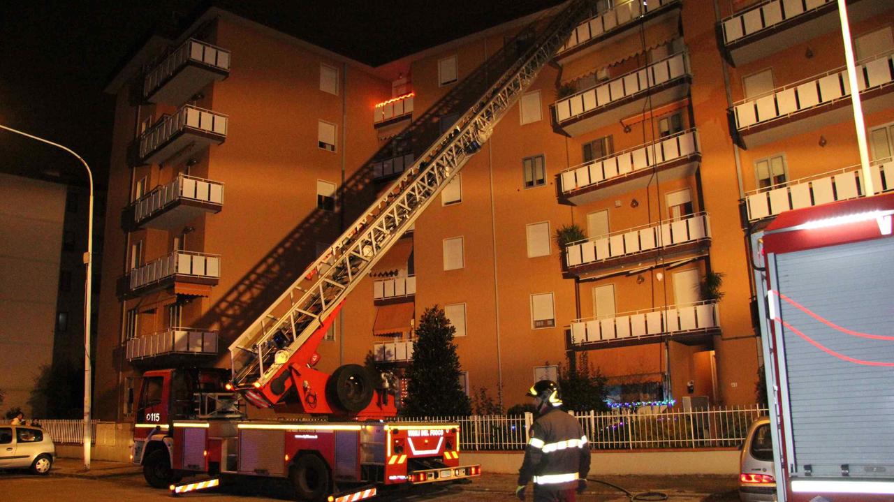 Prato, a fuoco un appartamento, evacuati due palazzi in via Tirso