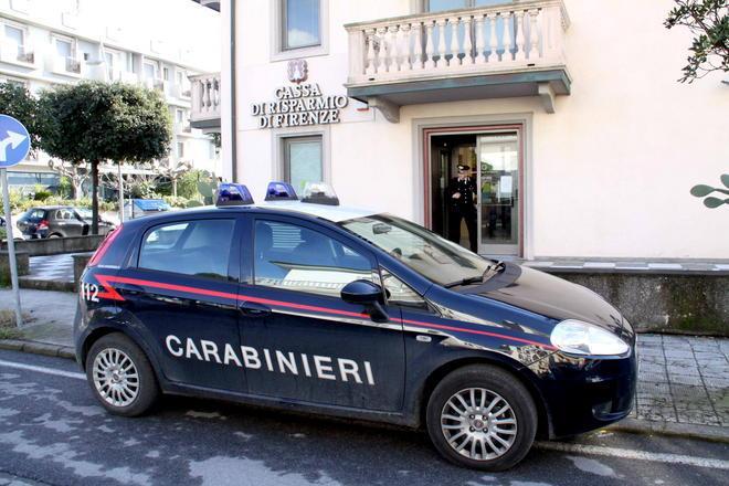 Trova i ladri in casa e gli spara con il fucile: i malviventi rispondono al fuoco 