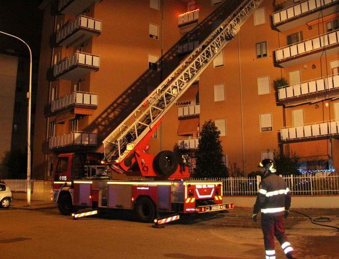 Prato, le fiamme partite da una padella piena d’olio 