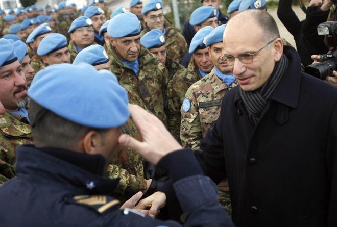 Omaggio dei militari a Letta: una torta con la Torre 