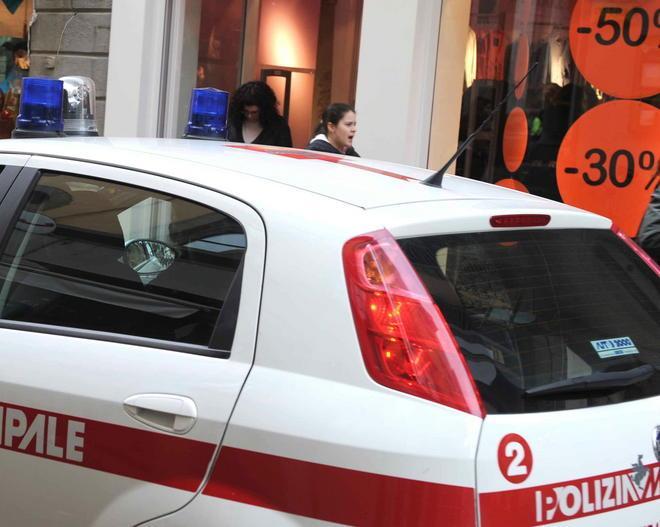 Blitz dei vigili di Empoli, bloccati i saldi anticipati 