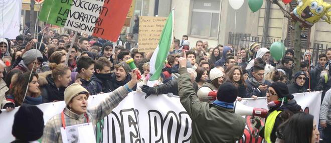 In mille manifestano contro la “casta” 