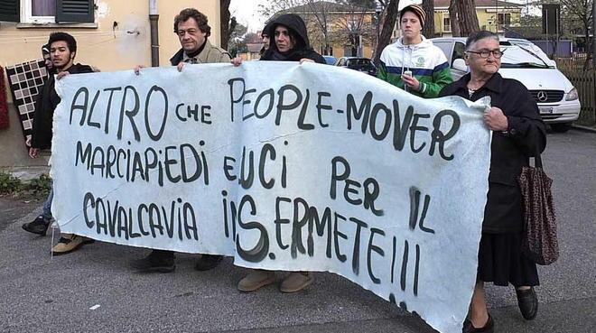 Corteo blocca il cavalcavia: «Più servizi a Sant’Ermete»
