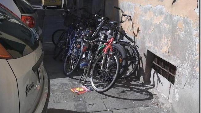Rimosse 14 biciclette abbandonate in centro
