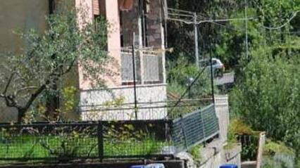 Scippata e scaraventata a terra