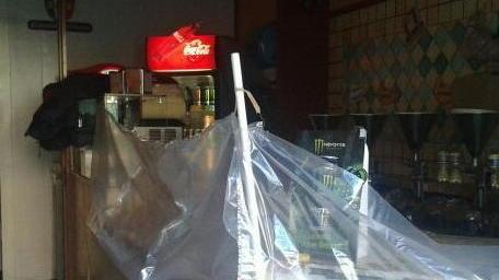 Picchia negoziante e gli sfascia il locale