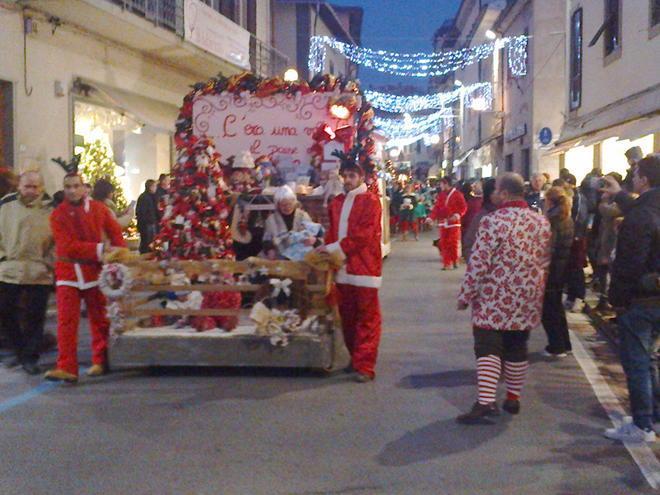 Successo della “Parata di Babbo Natale” con Porta Raimonda 