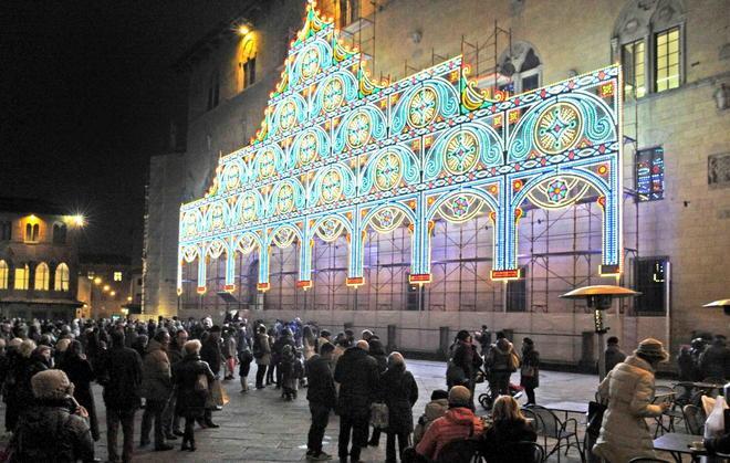 Nei bar, in piazza e su internet si parla solo della luminaria 