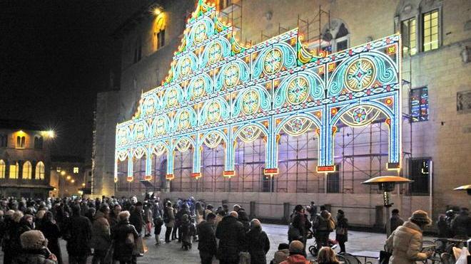Nei bar, in piazza e su internet si parla solo della luminaria