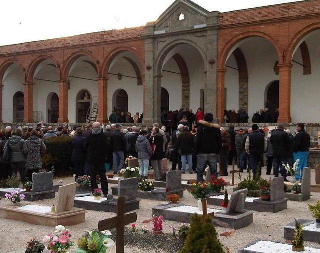 Una folla in lacrime al funerale della nonna investita col nipote