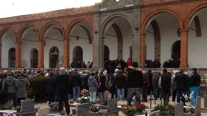 Una folla in lacrime al funerale della nonna investita col nipote