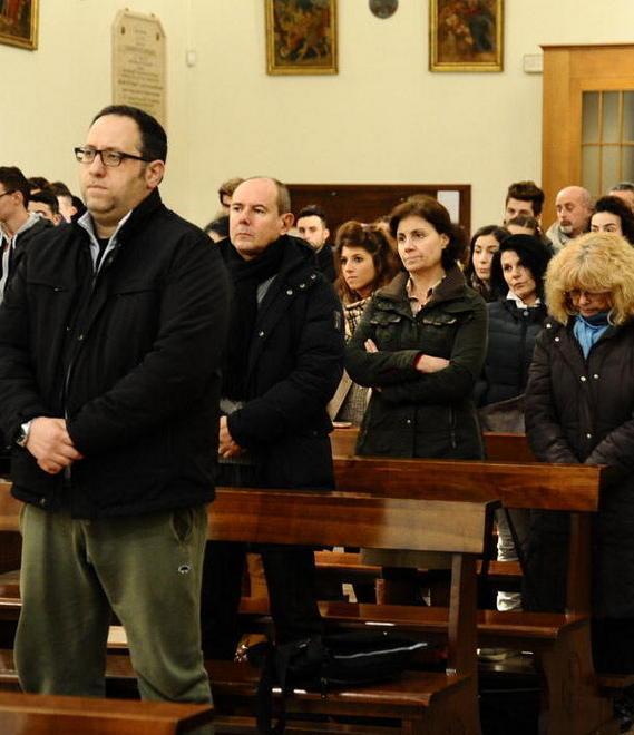 Alla messa di guarigione il forte abbraccio a Paolo 