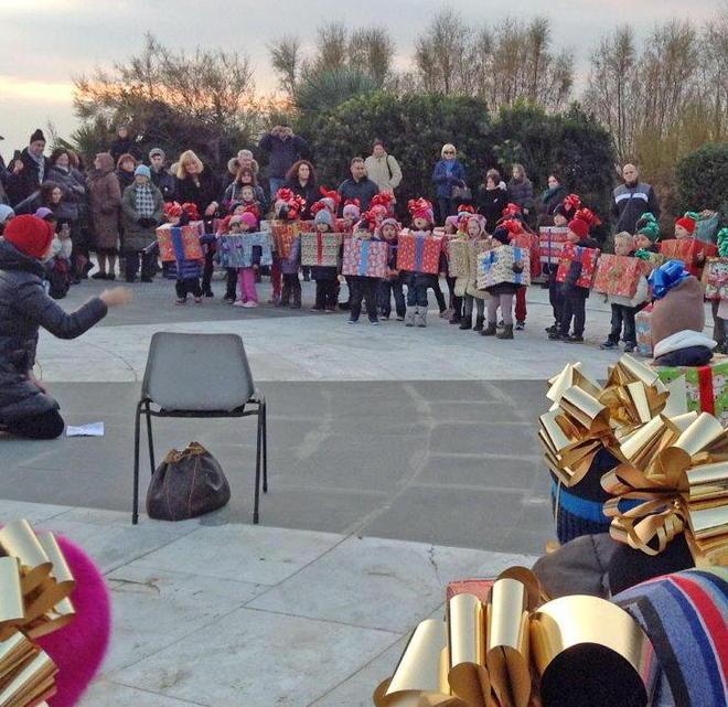 I bambini si travestono da pacchi regalo per Natale