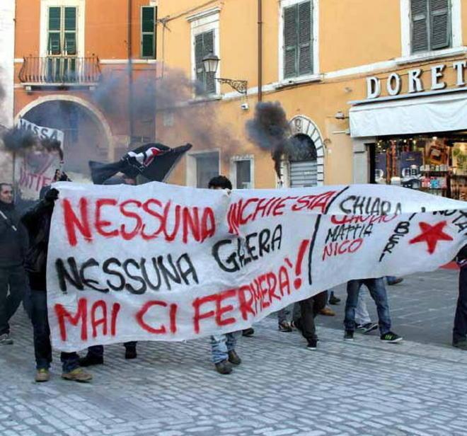 Un corteo antifascista fra cori e striscioni