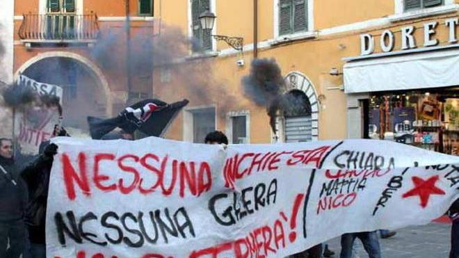 Un corteo antifascista fra cori e striscioni