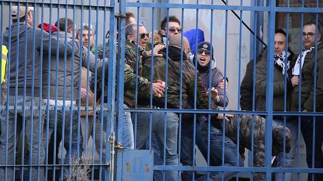 I tifosi ospiti si picchiano fra loro