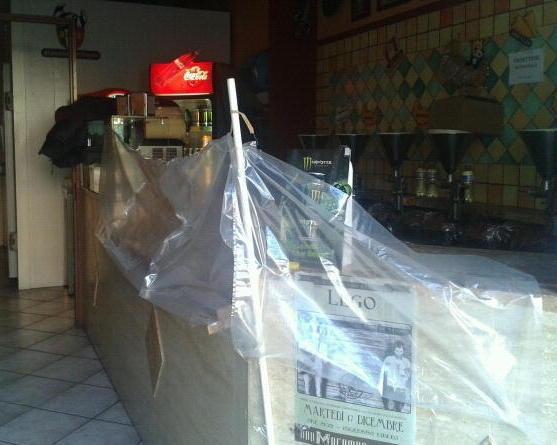 Pisa, picchia negoziante e gli sfascia il locale 